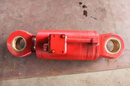 點擊查看詳細信息<br>標題：220鏟板升降油缸 閱讀次數：1871